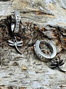 Ocelové náušnice - Zdobené kruhy s vážkou