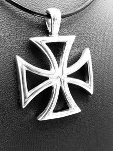 Ocelový přívěsek - Maltézský kříž obrys malý