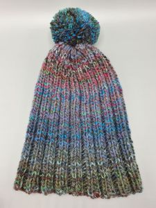 Ručně pletená čepice - řádky - modrá s duhovým melírem