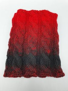Ručně pletený nákrčník - copánky - červený a černý 2