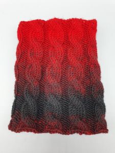 Ručně pletený nákrčník - copánky - červený a černý 2