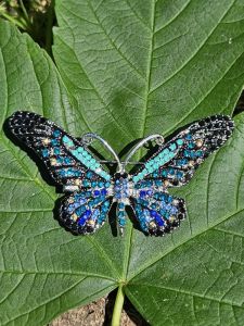 Motýl barevný z broušených kamínků- brož