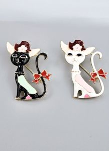 Kočka s mašlí - brož, přívěsek | černá, bílá