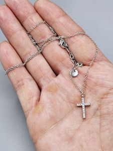 Ocelový náhrdelník - Jemný zdobený kříž