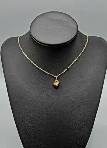 Ocelový náhrdelník - Krychle s kamínkem ve zlatém provedení