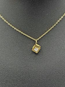 Ocelový náhrdelník - Krychle s kamínkem ve zlatém provedení