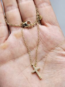 Ocelový náhrdelník - Zdobený kříž ve zlatém provedení
