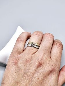 Ocelový prstýnek - obruč zdobená kamínky ve zlatém provedení