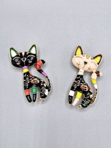 Pruhovaná kočka - brož, přívěsek | černá, meruňková