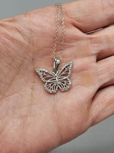 Ocelový náhrdelník - Zdobený motýl