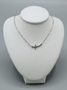 Ocelový náhrdelník - Jemný prohnutý kříž