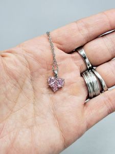 Ocelový náhrdelník - Růžové srdce