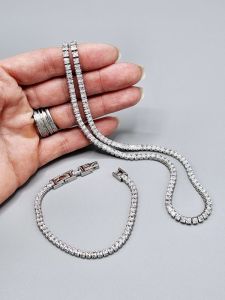 Ocelový náhrdelník štrasový pruh s kamínky ve tvaru čtverce