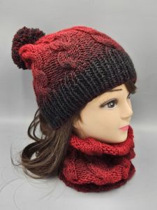 Ručně pletená čepice - copánky - červená a černá