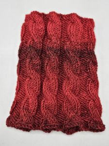 Ručně pletený nákrčník - copánky - červený a černý