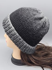 Ručně pletená čepice - s širokým lemem - černá a šedá