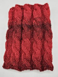 Ručně pletený nákrčník - copánky - červený a černý