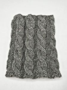 Ručně pletený nákrčník - copánky - tmavě šedý