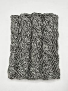 Ručně pletený nákrčník - copánky - tmavě šedý