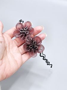 Čelenka s bordovými květy