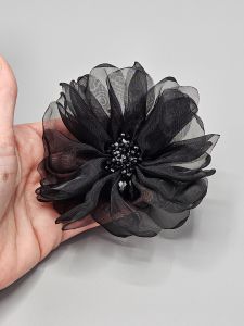 Květina s broušenými kamínky - brož