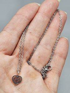 Ocelový náhrdelník - Srdce malé zdobené