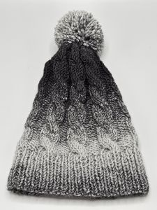 Ručně pletená čepice - copánky - šedá a černá 1