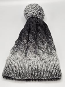 Ručně pletená čepice - copánky - šedá a černá 1