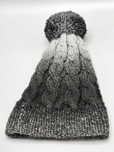 Ručně pletená čepice - copánky - šedá a černá 3 (49 - 56 cm)