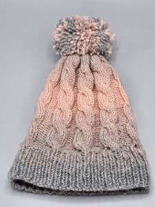 Ručně pletená čepice - copánky - šedá a starorůžová 2 (46 - 52 cm)