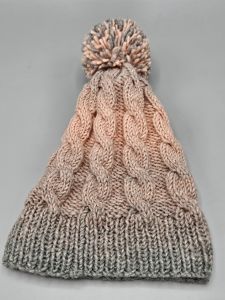 Ručně pletená čepice - copánky - šedá a starorůžová 3 (49 - 56 cm)