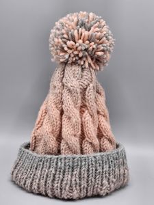 Ručně pletená čepice - copánky - šedá a starorůžová 3 (49 - 56 cm)