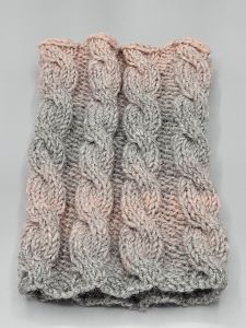Ručně pletený nákrčník - copánky - šedý a starorůžový 1