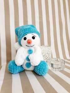 Ručně háčkovaný sněhulák sedící - modrý