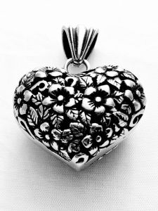 Ocelový přívěsek - Květinové srdce