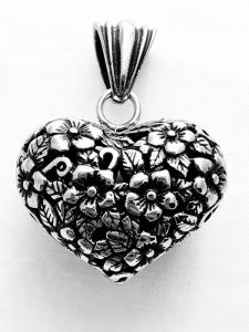 Ocelový přívěsek - Květinové srdce