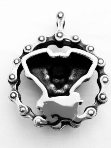Ocelový přívěsek - Lebka s motorem v řetězu