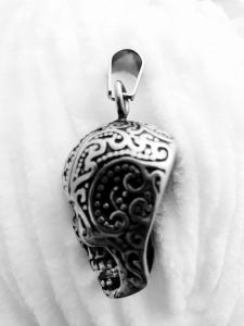 Ocelový přívěsek - Lebka s ornamenty