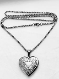 Ocelový přívěsek - Zdobený medailonek ve tvaru srdce