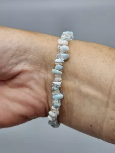 Náramek Larimar sekaný AA kvalita rovnoměrné kamínky - čisté s Křišťálem 17 cm