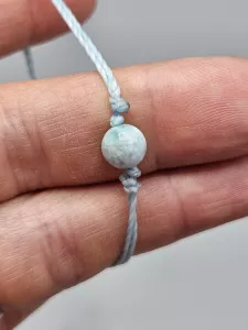 Provázkový náramek Larimar kulička v modré