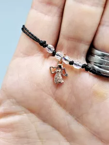 Provázkový náramek Mini andělíček v černo růžovém provedení