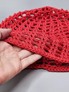 Ručně háčkovaná letní čepka červená (54 - 59 cm)