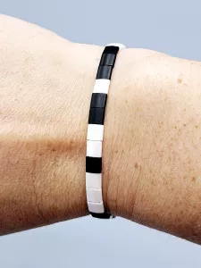 Miyuki Tila náramek - odstín černo bílá s perletí 16 cm