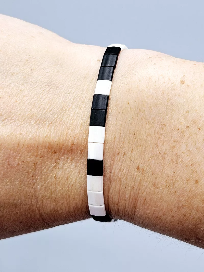 Miyuki Tila náramek - odstín černo bílá s perletí 16 cm