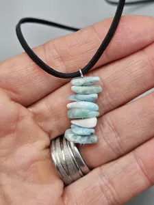 Náhrdelník Larimar AA sekaný - přívěsek na kůži