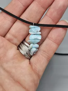 Náhrdelník Larimar AA sekaný - přívěsek na kůži 2