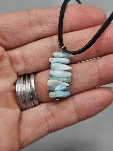 Náhrdelník Larimar AA sekaný - přívěsek na kůži