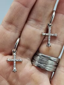 Ocelové náušnice - Kruhy s jemným zdobeným křížem 2