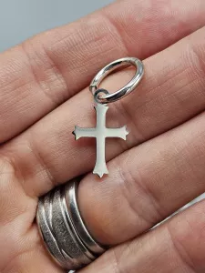 Ocelové náušnice - Kruhy s jemným zdobeným křížem 2